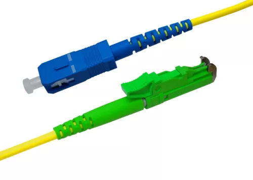 E2000/APC (R&M)-SC/UPC monomódusú szimplex patch kábel, 2mm LSOH köpeny, OS2 G657.A1 szál, 4m